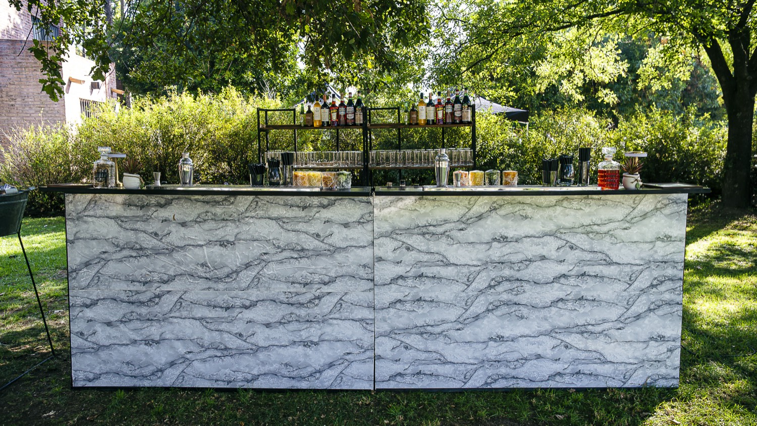 Barra de tragos montada en un jardín