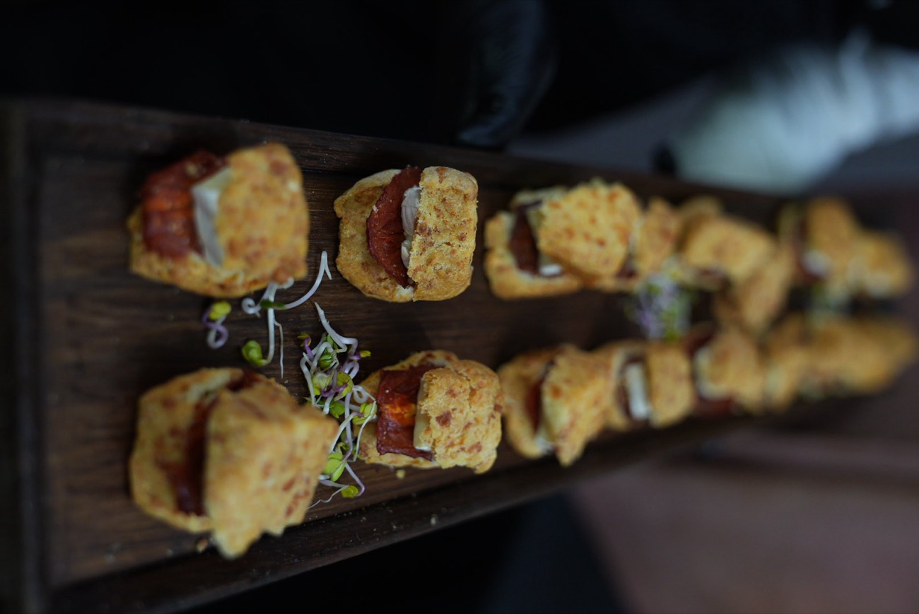 Chipá con bondiola servido como bocadito