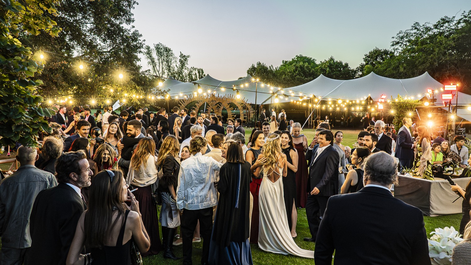 Casamiento de noche bajo carpas con guirnaldas de luces