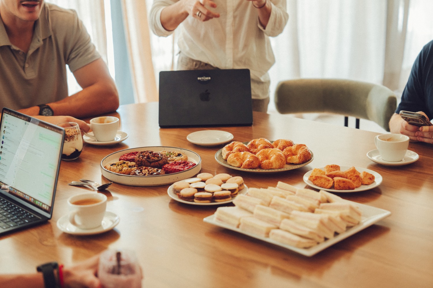 Desayuno corporativo servido en una oficina