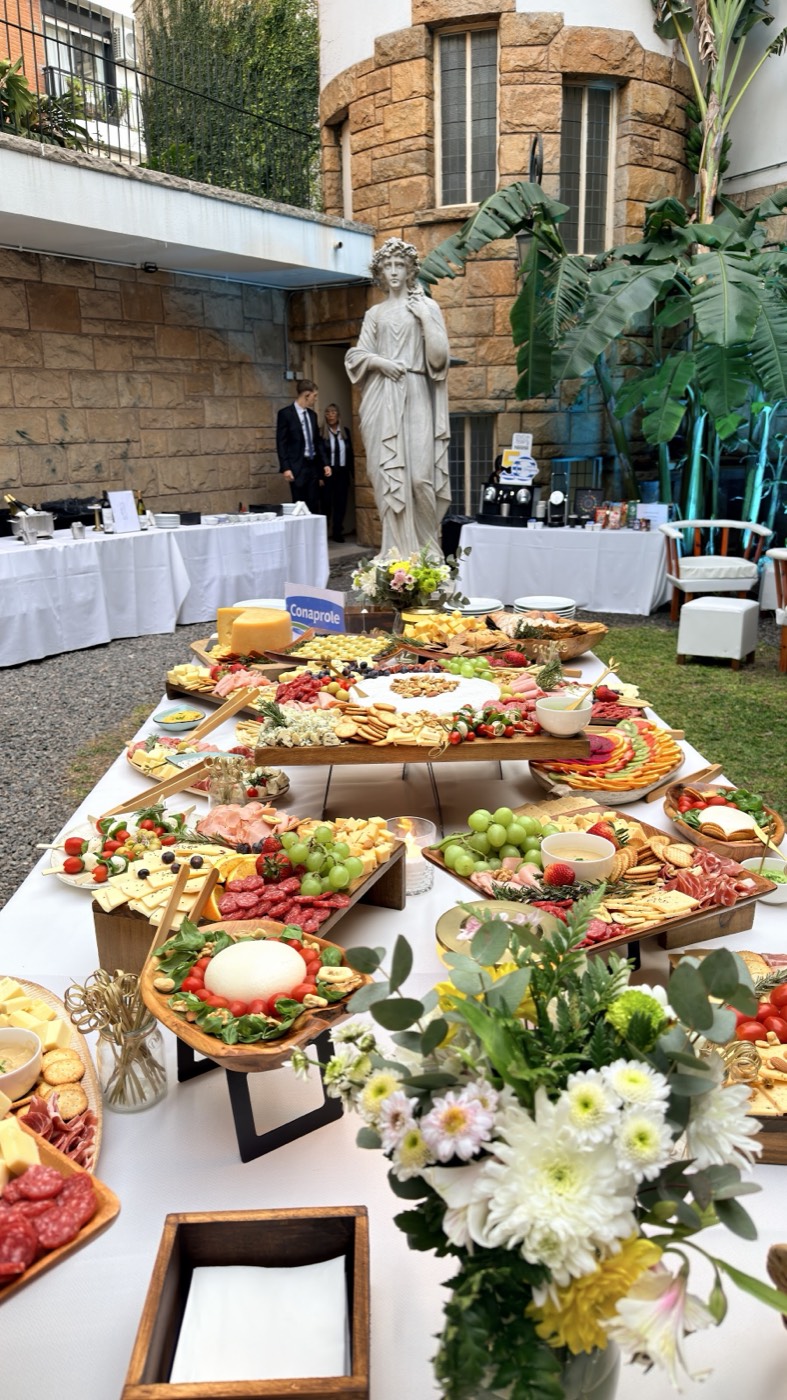 Mesa larga servida en el patio de la Embajada de Uruguay