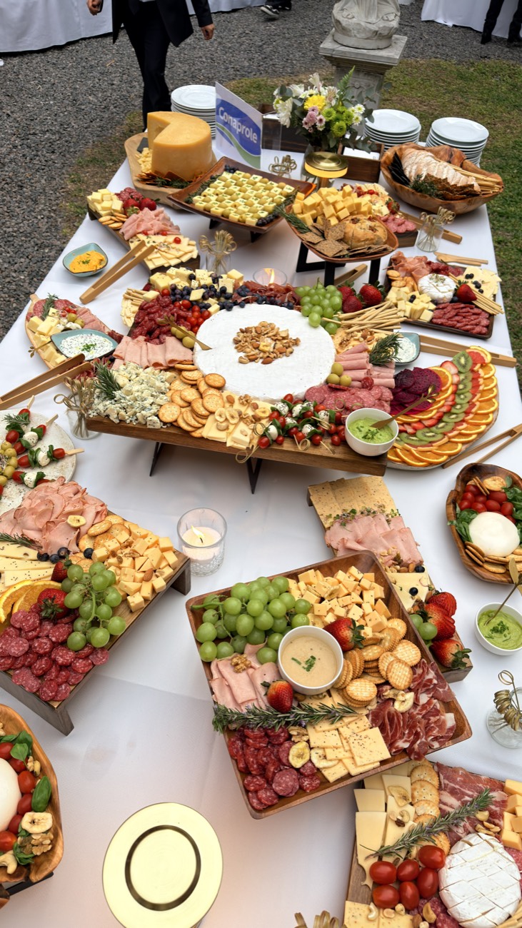 Mesa de quesos y fiambres en la Embajada de Uruguay