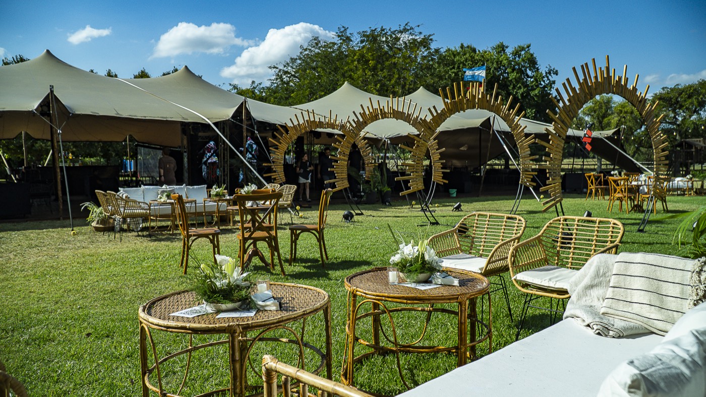 Living de exterior y carpas para la recepción