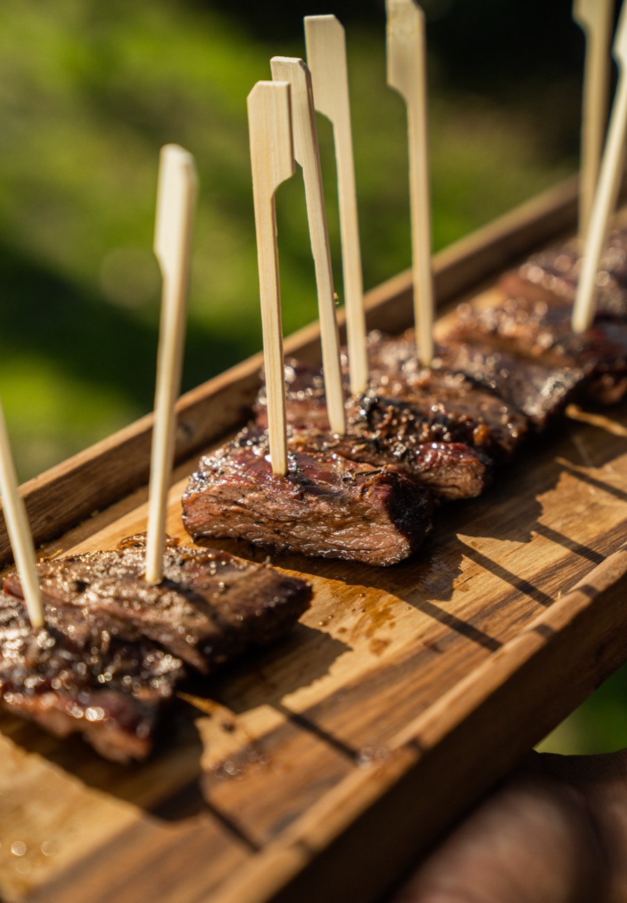 Bocaditos de carne al pincho sobre tabla de madera